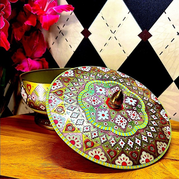 Ornate Vintage Gold Floral Tin Box with Lid – Pedestal Candy or Jewelry Case - Picture 4 of 15